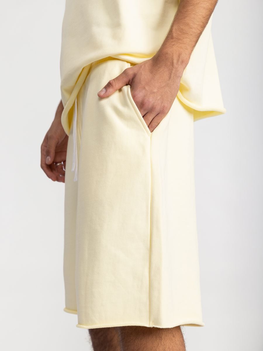 מכנסיים קצרים עם סיומת פרומה