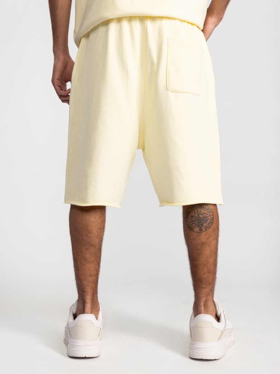 מכנסיים קצרים עם סיומת פרומה