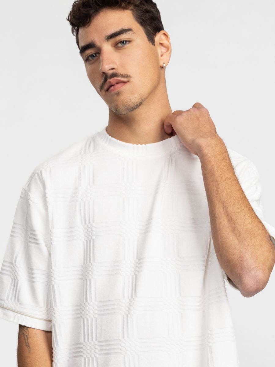 טי שירט טקסטורלית בדוגמת משבצות לגבר