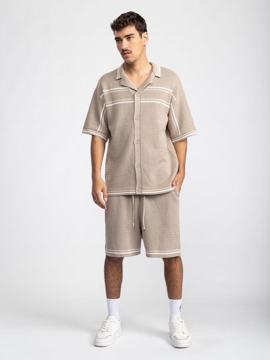 מכנסי סריג קצרים במראה ריזורט