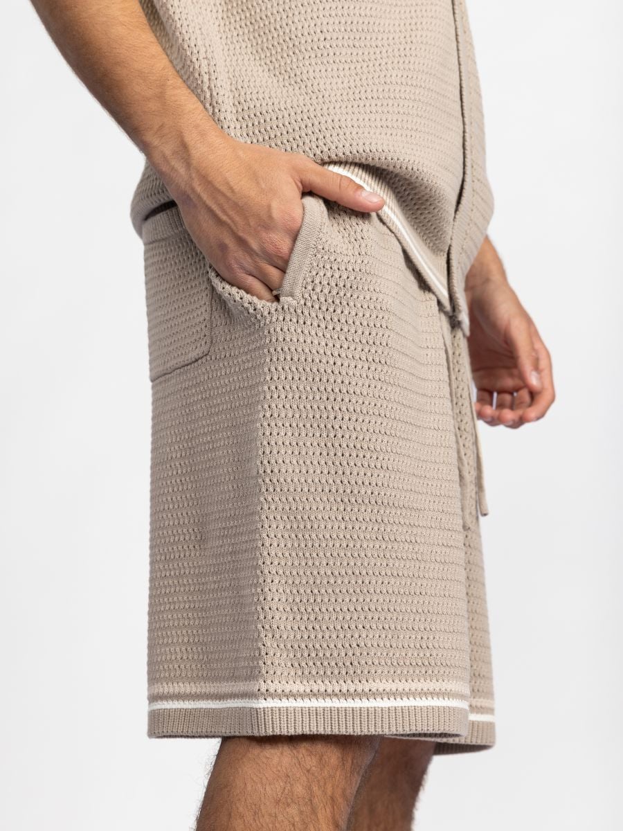 מכנסי סריג קצרים במראה ריזורט