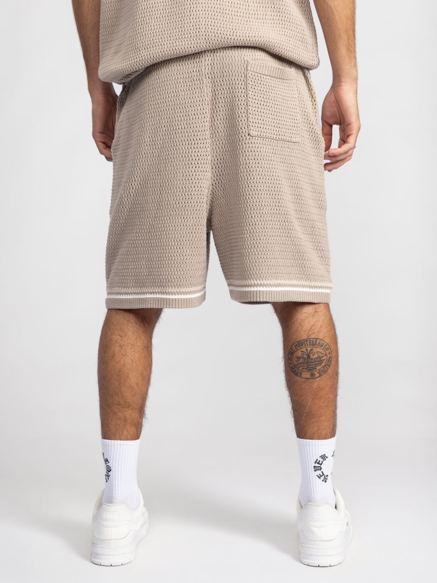 מכנסי סריג קצרים במראה ריזורט