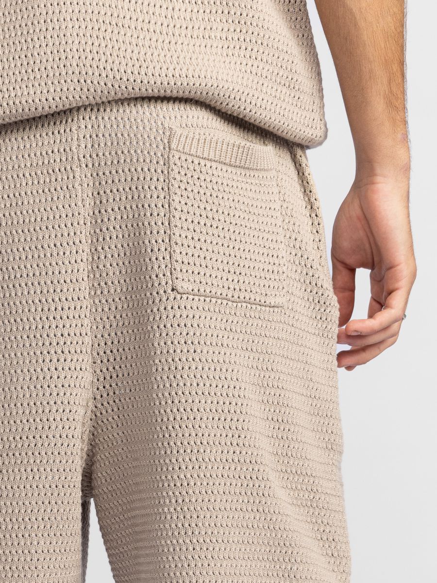 מכנסי סריג קצרים במראה ריזורט