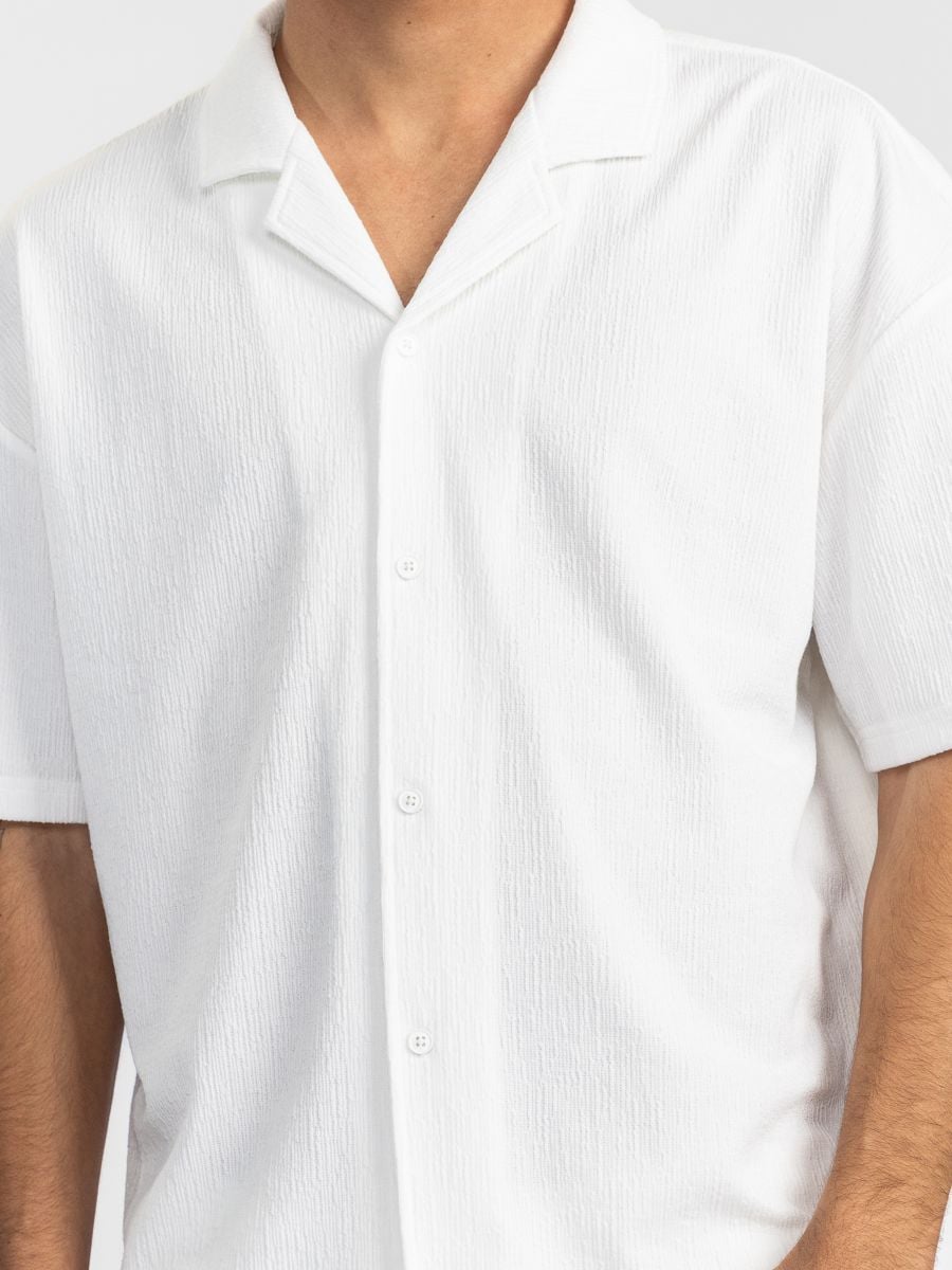 חולצת ריזורט מכופתרת לגבר מבד טקסטורלי