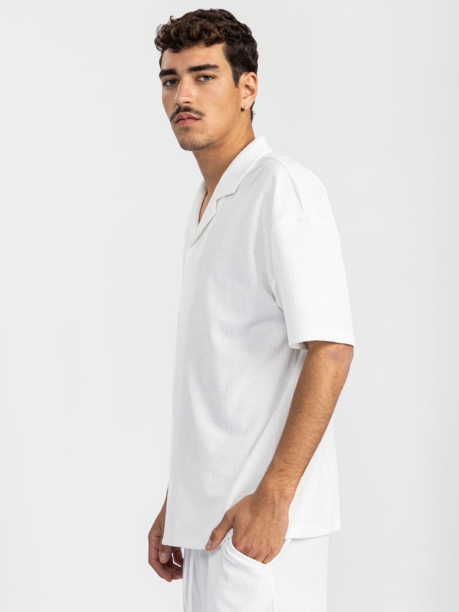 חולצת ריזורט מכופתרת לגבר מבד טקסטורלי