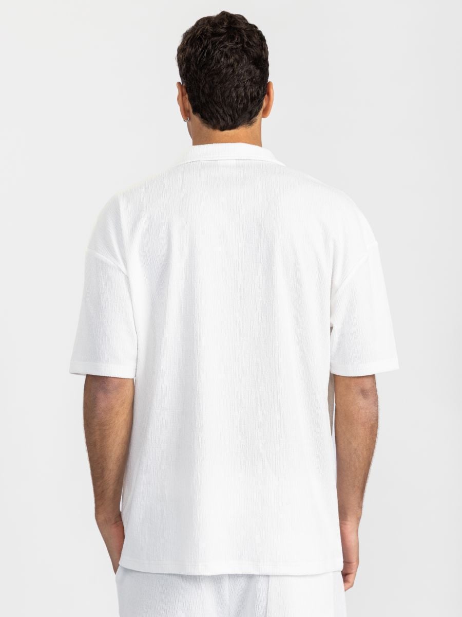 חולצת ריזורט מכופתרת לגבר מבד טקסטורלי