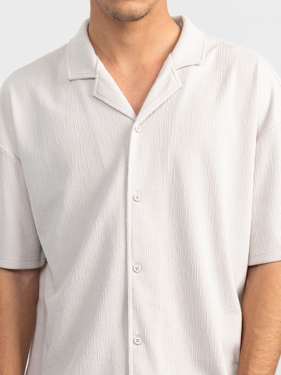 חולצת ריזורט מכופתרת לגבר מבד טקסטורלי