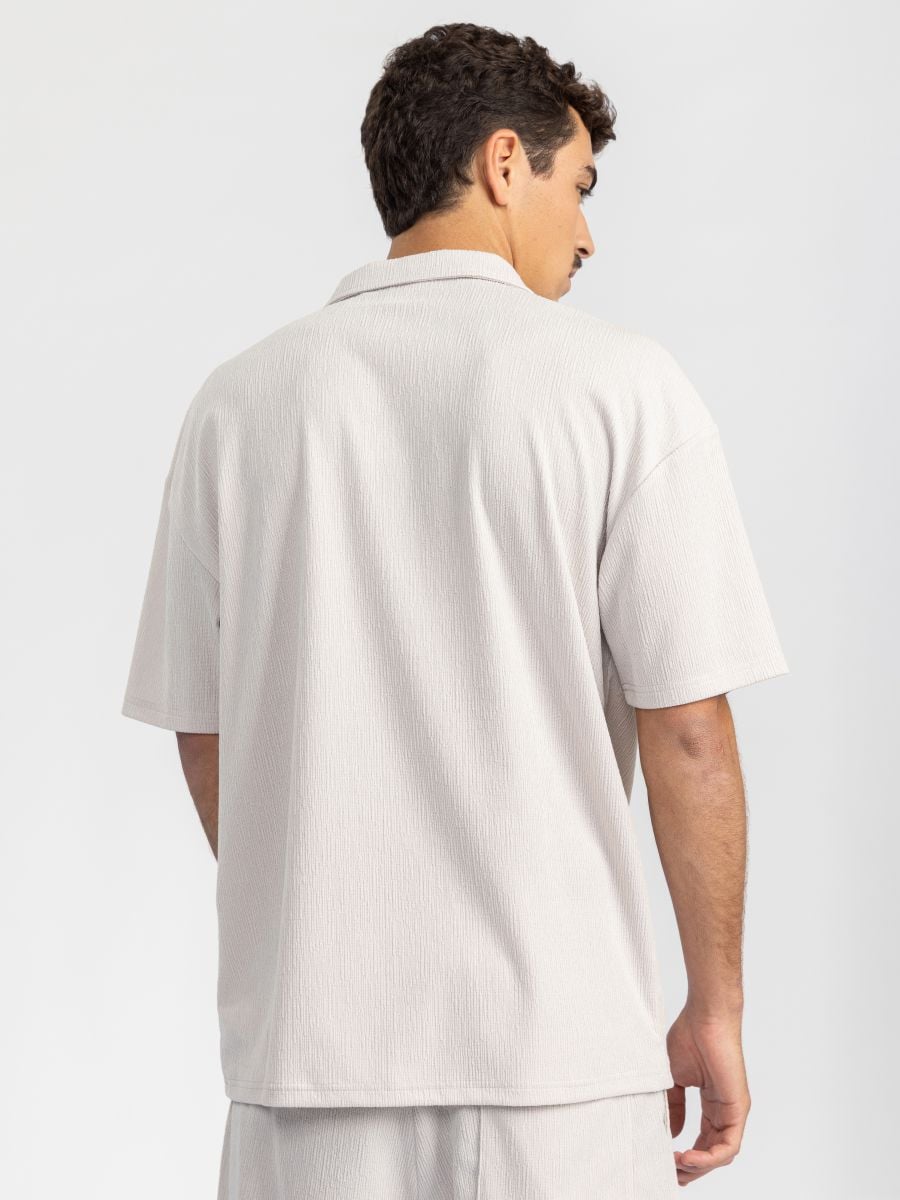 חולצת ריזורט מכופתרת לגבר מבד טקסטורלי