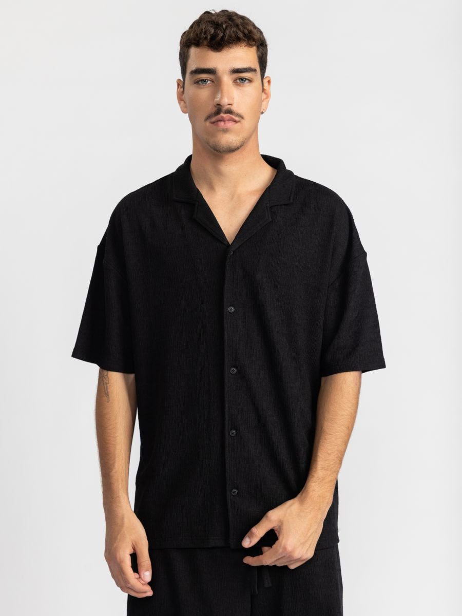 חולצת ריזורט מכופתרת לגבר מבד טקסטורלי