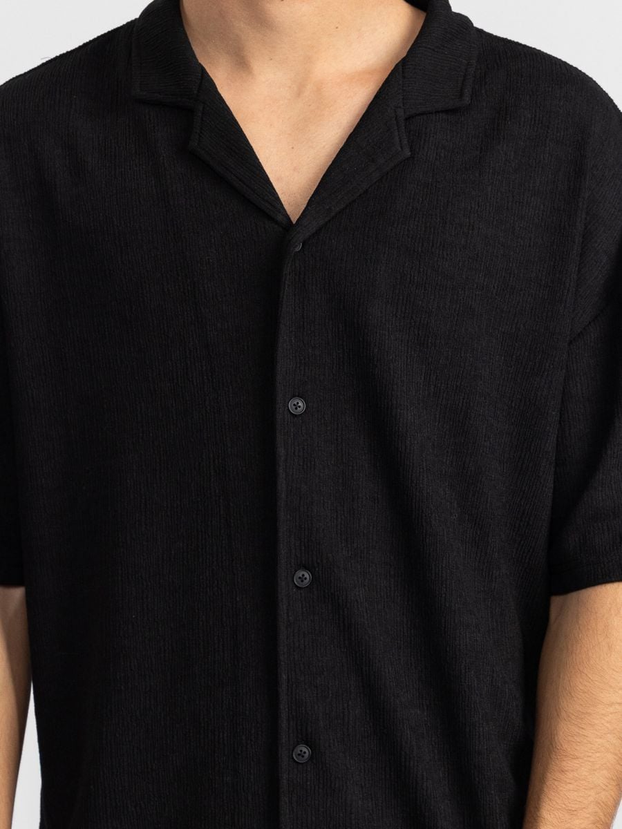 חולצת ריזורט מכופתרת לגבר מבד טקסטורלי