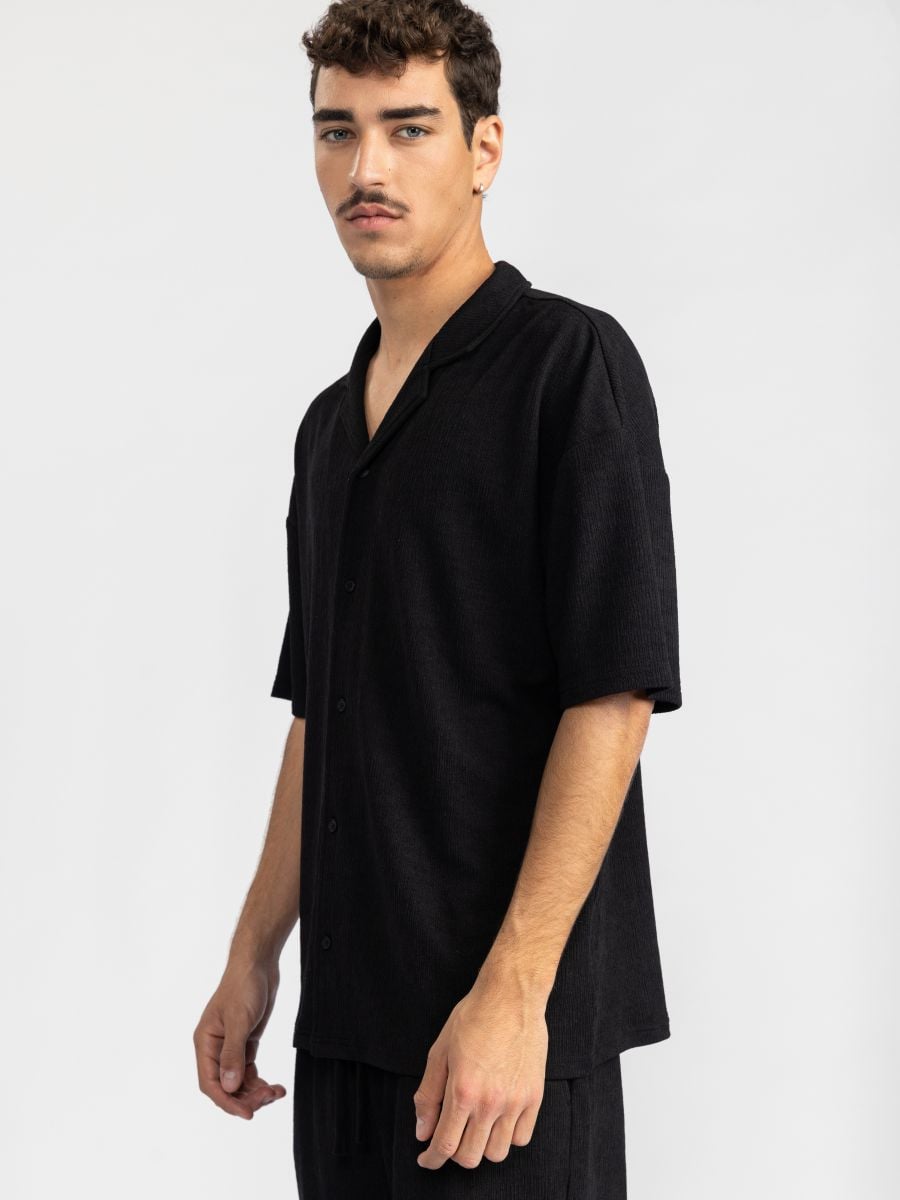 חולצת ריזורט מכופתרת לגבר מבד טקסטורלי