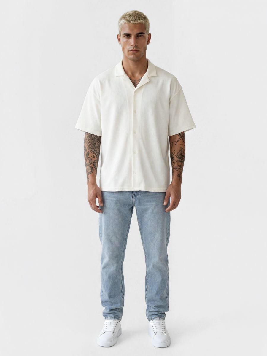 מכופתרת קצרה