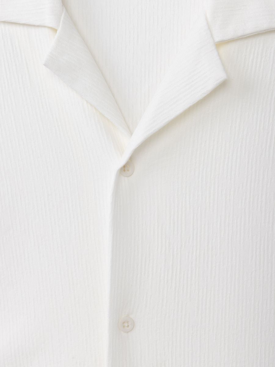 מכופתרת קצרה