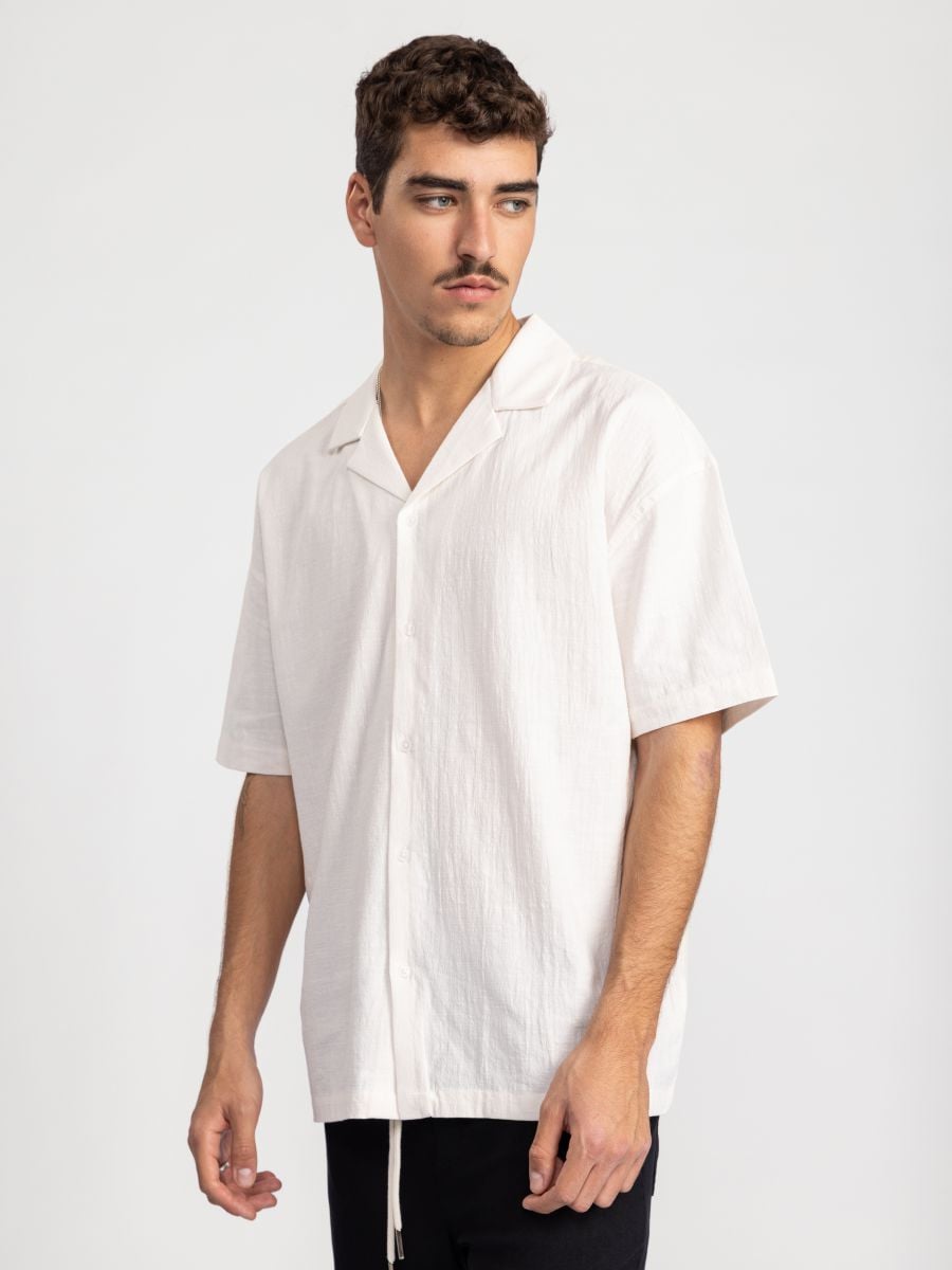 חולצה מכופתרת קצרה עם צווארון ריזורט לגבר