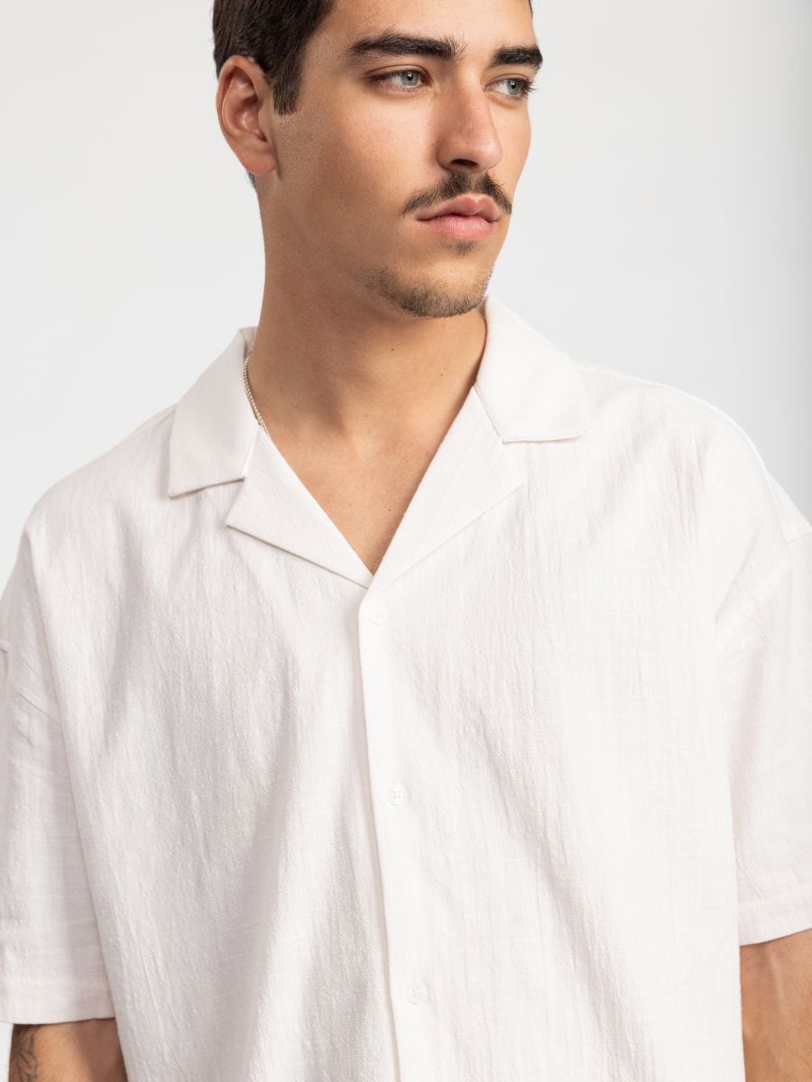 חולצה מכופתרת קצרה עם צווארון ריזורט לגבר