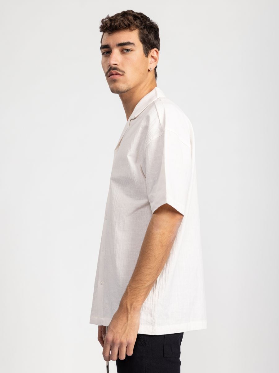 חולצה מכופתרת קצרה עם צווארון ריזורט לגבר