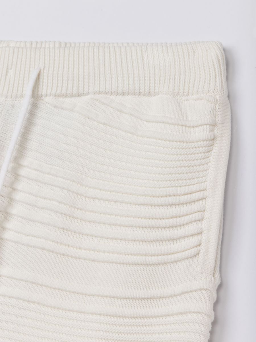 ברמודת בד לגבר עם טקסטורת פסים