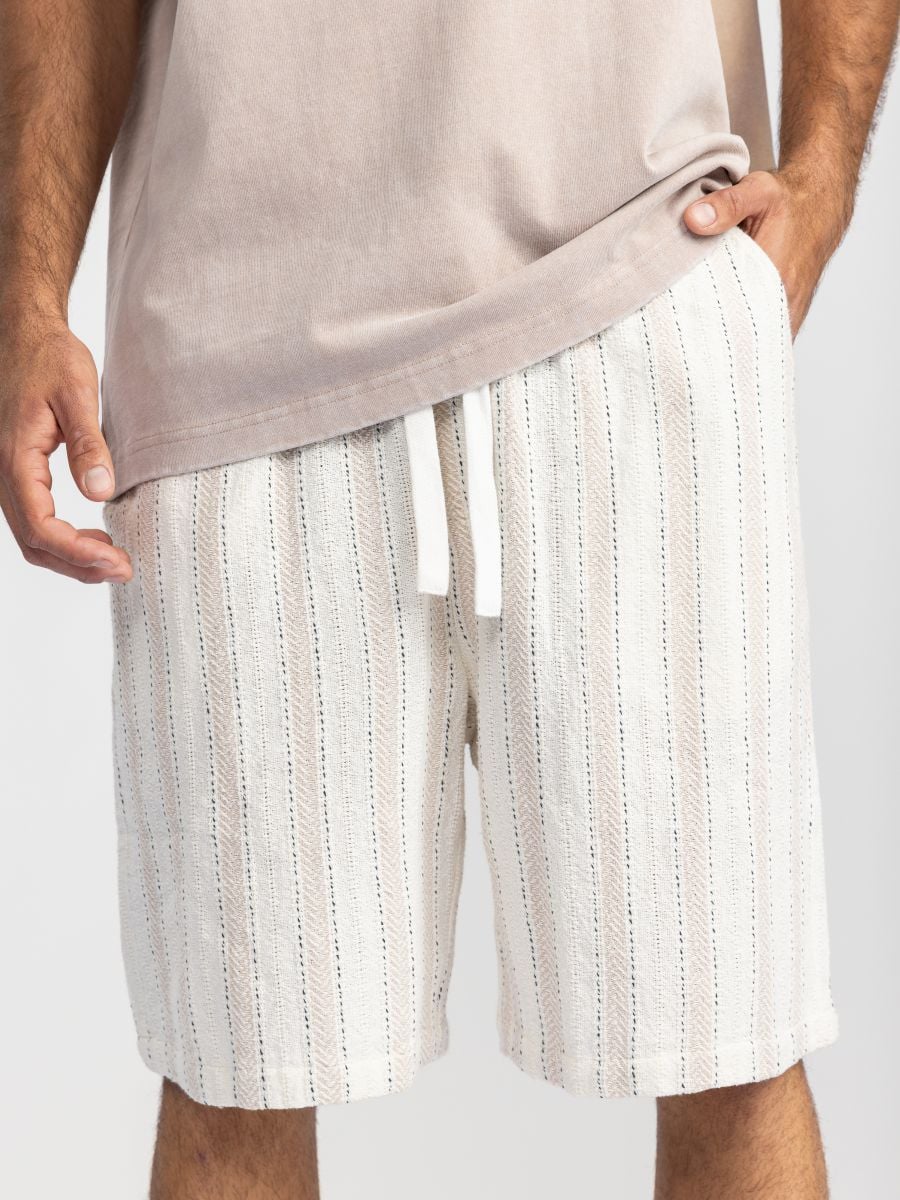 ברמודות בד עם טקסטורת פסים