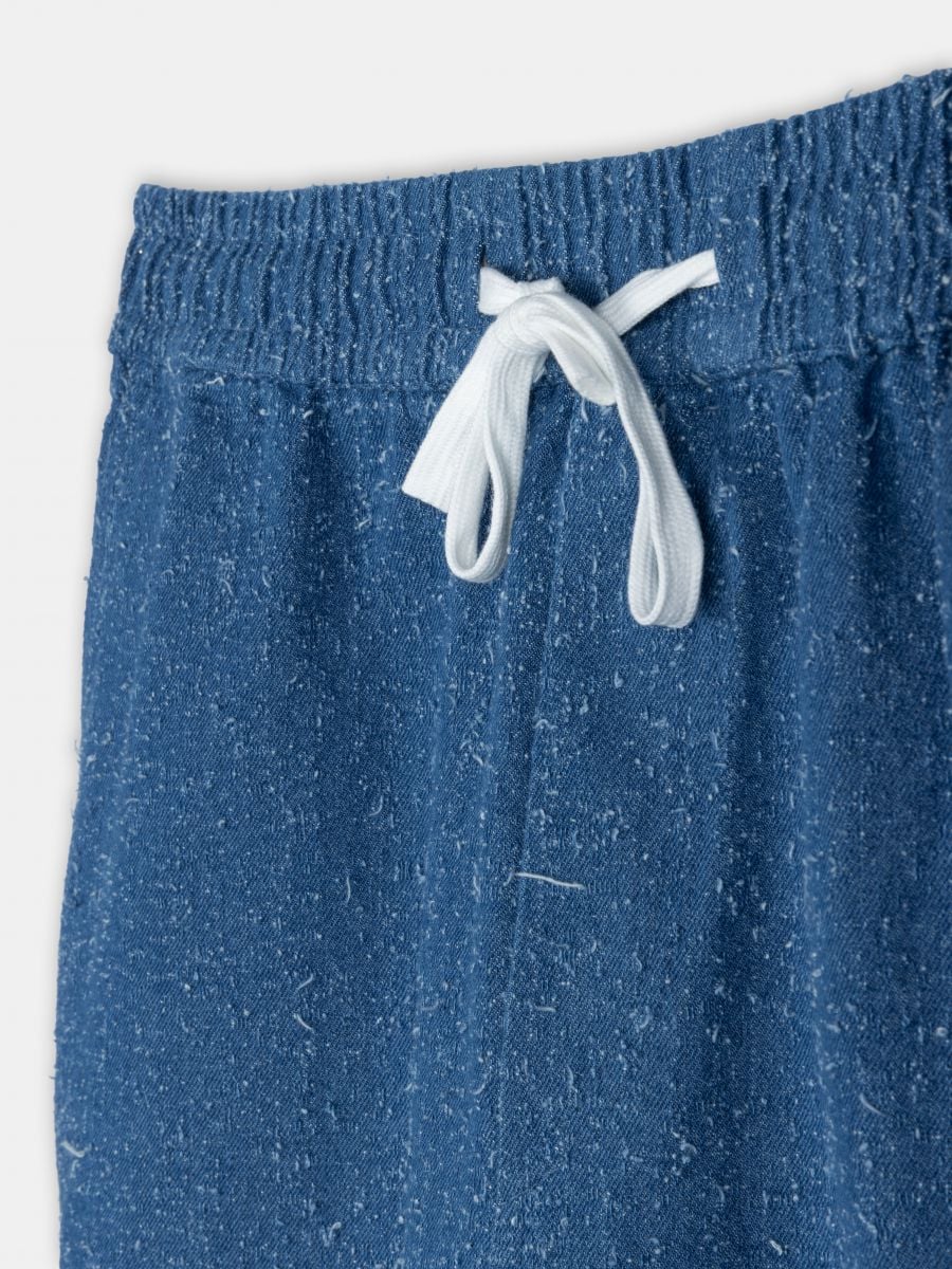 ברמודות בד עם בטקסטורה מנוקדת