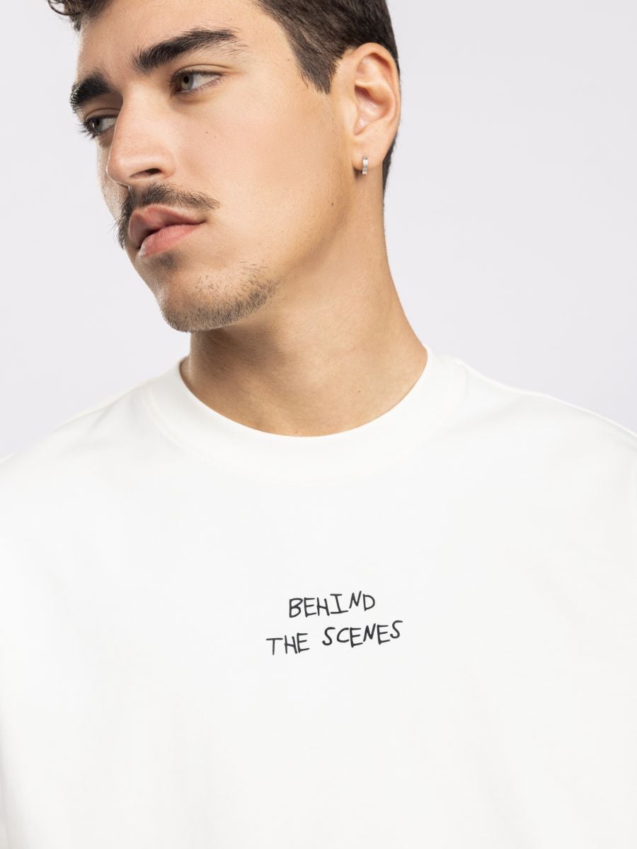 טי שירט אוברסייז לגבר  Behind the Scenes