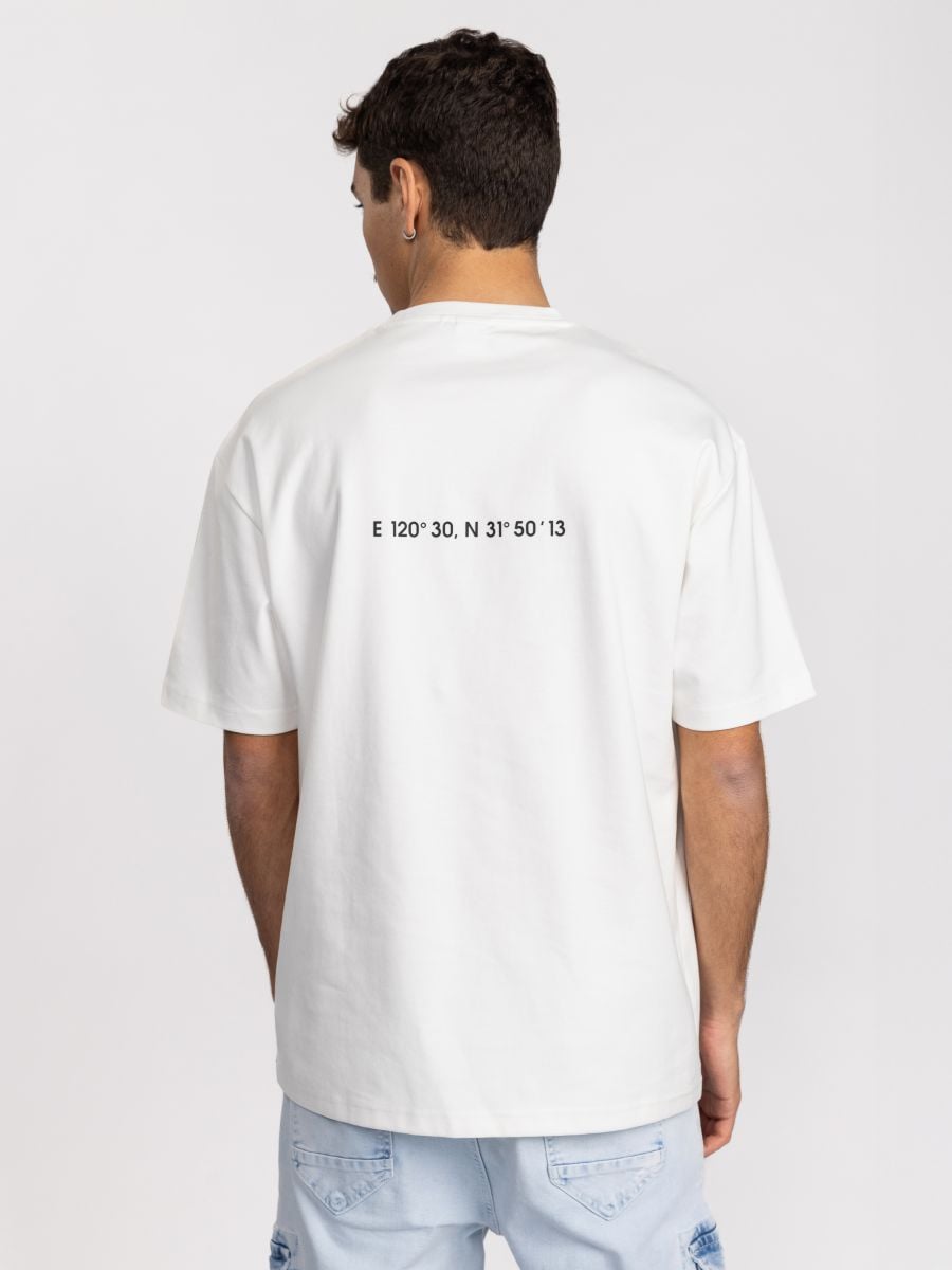 טי שירט לגבר עם הדפס קואורדינטות