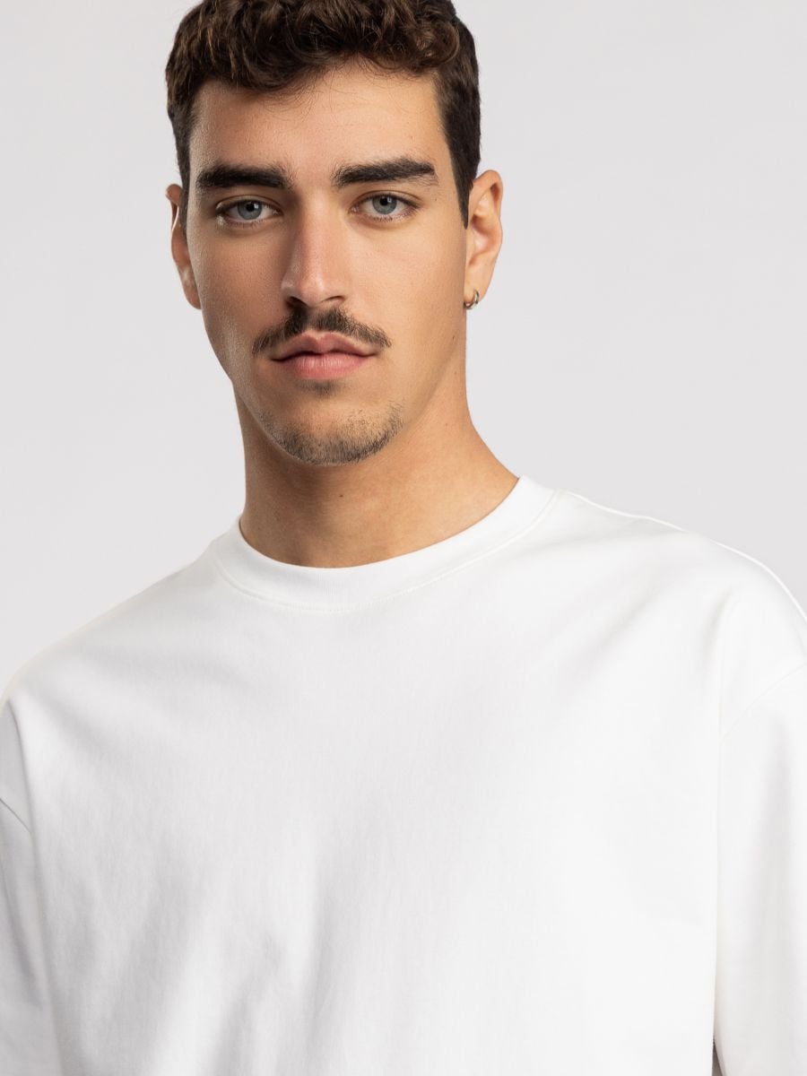 טי שירט לגבר עם הדפס קואורדינטות