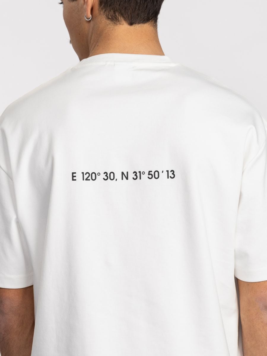 טי שירט לגבר עם הדפס קואורדינטות