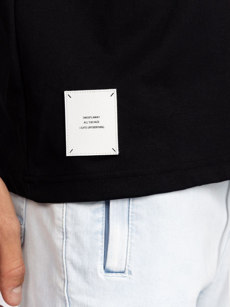 טי שירט לגבר עם הדפס קואורדינטות