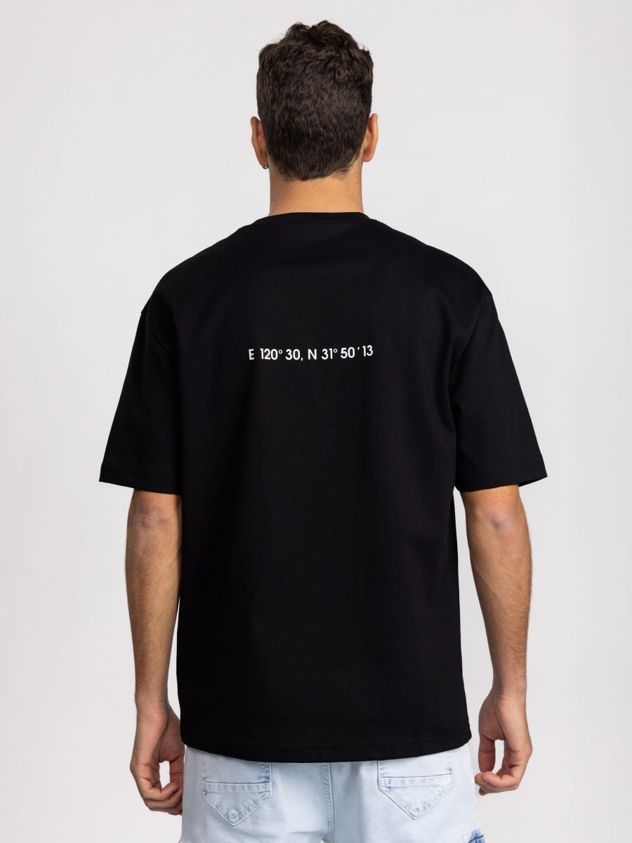 טי שירט לגבר עם הדפס קואורדינטות