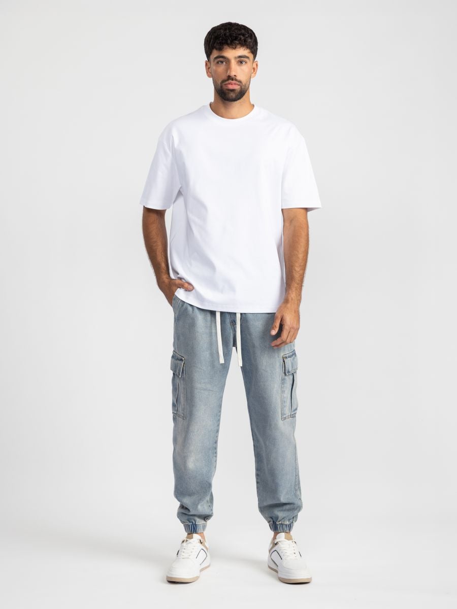 טישרט לגבר עם כיתוב בצד התחתן