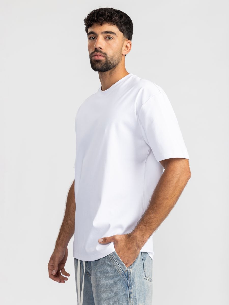 טישרט לגבר עם כיתוב בצד התחתן