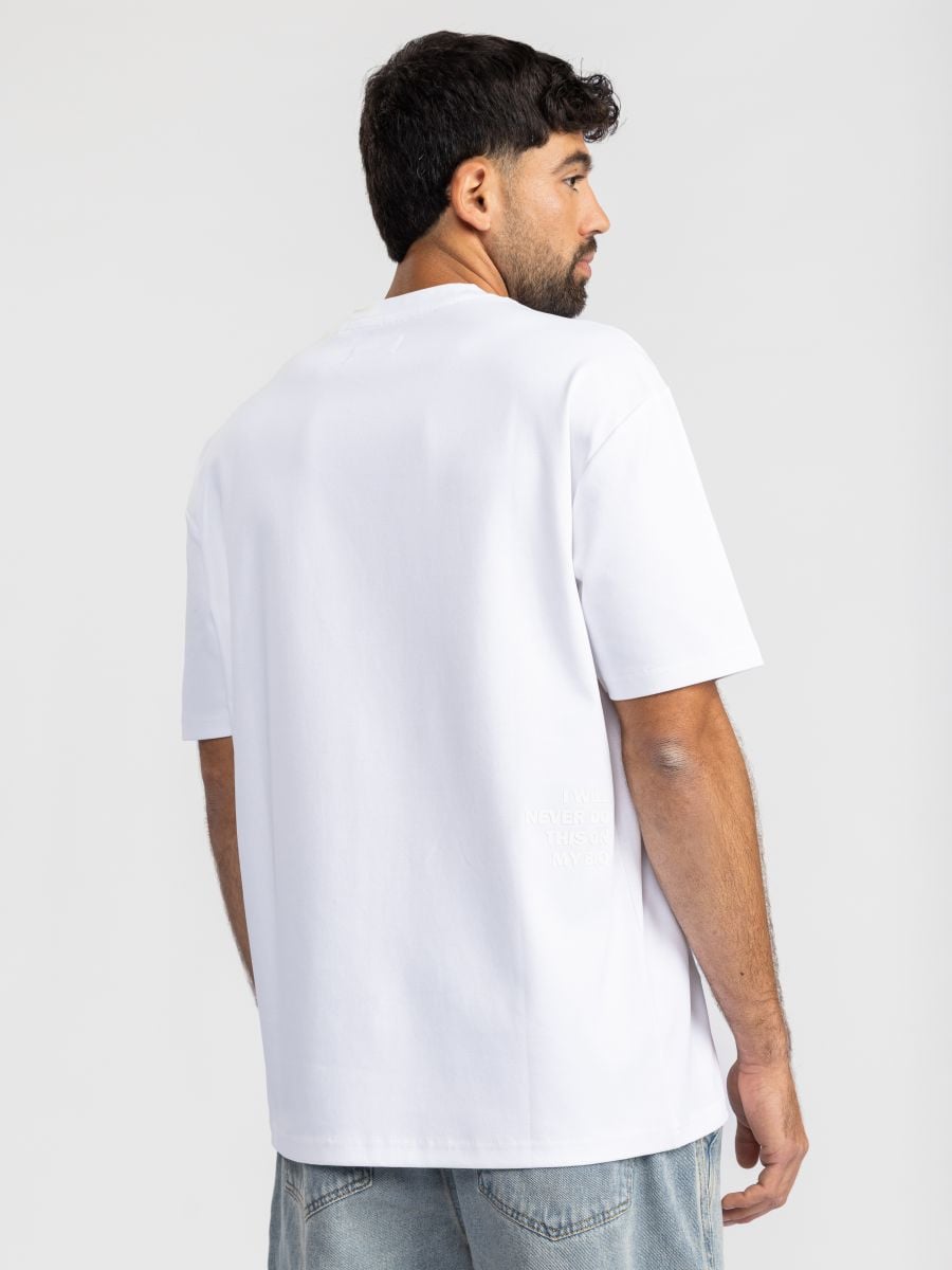 טישרט לגבר עם כיתוב בצד התחתן