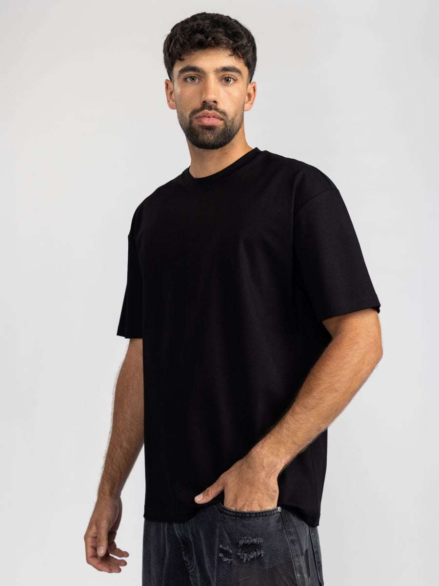 טישרט לגבר עם כיתוב בצד התחתן