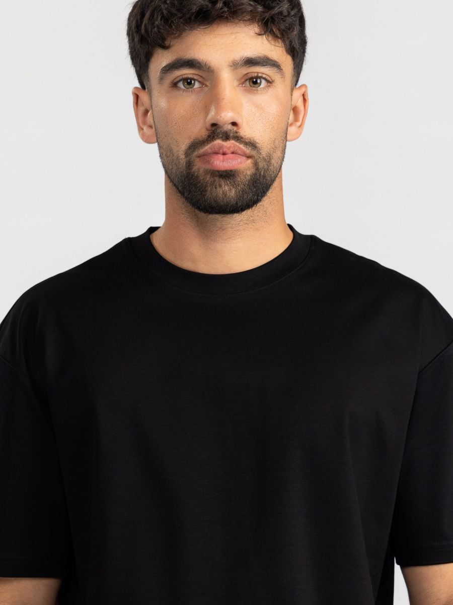 טישרט לגבר עם כיתוב בצד התחתן