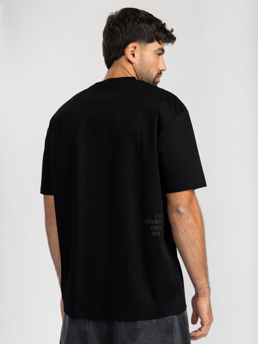 טישרט לגבר עם כיתוב בצד התחתן