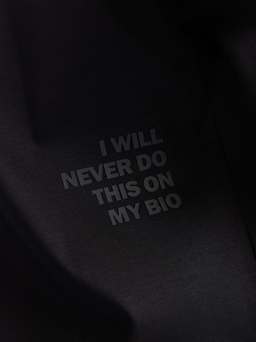 טישרט לגבר עם כיתוב בצד התחתן