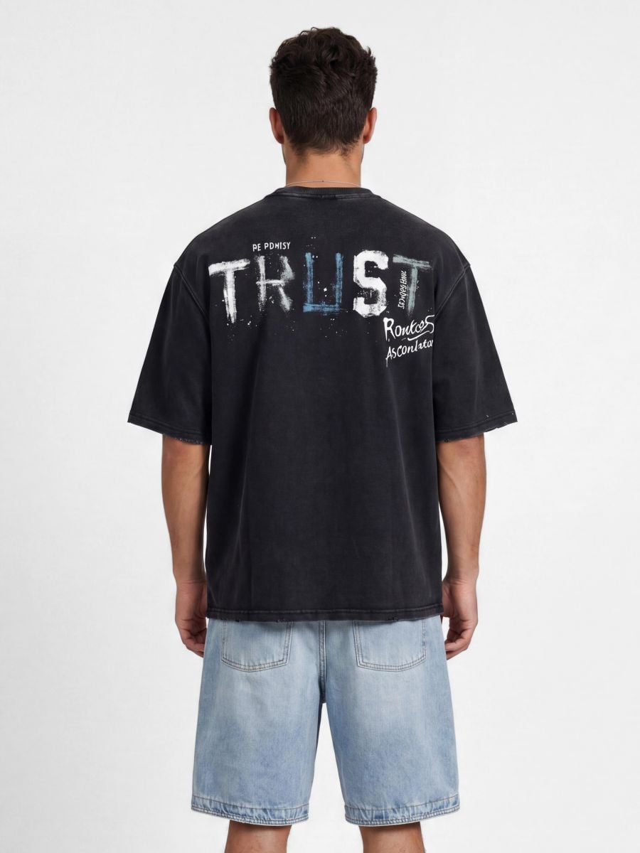 טישרט אובר סייז לגבר TRUST
