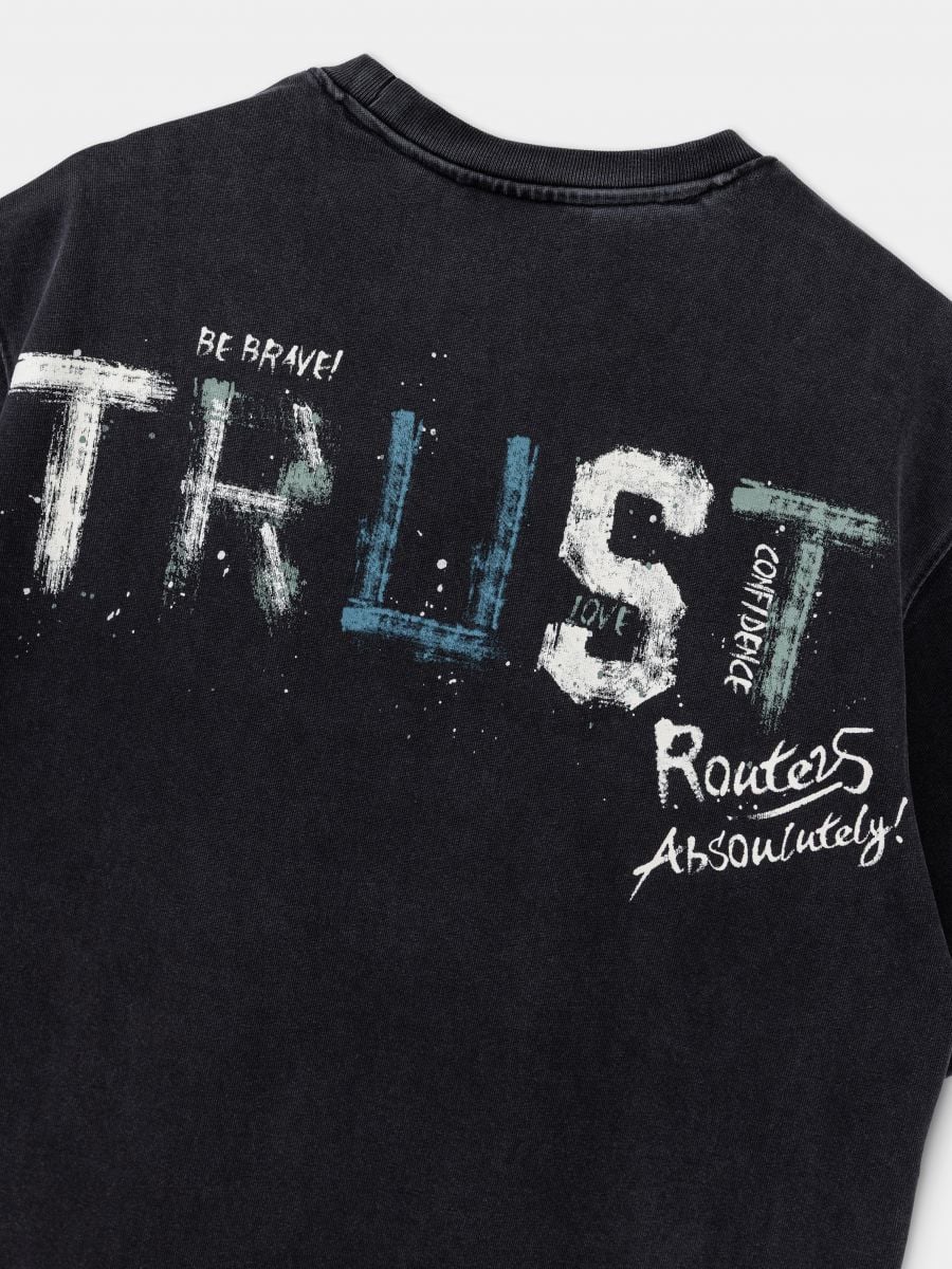 טישרט אובר סייז לגבר TRUST