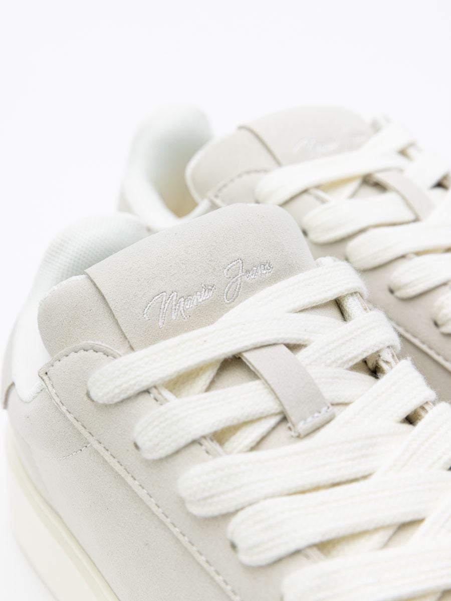 נעלי סניקרס לגבר עם סוליה עבה