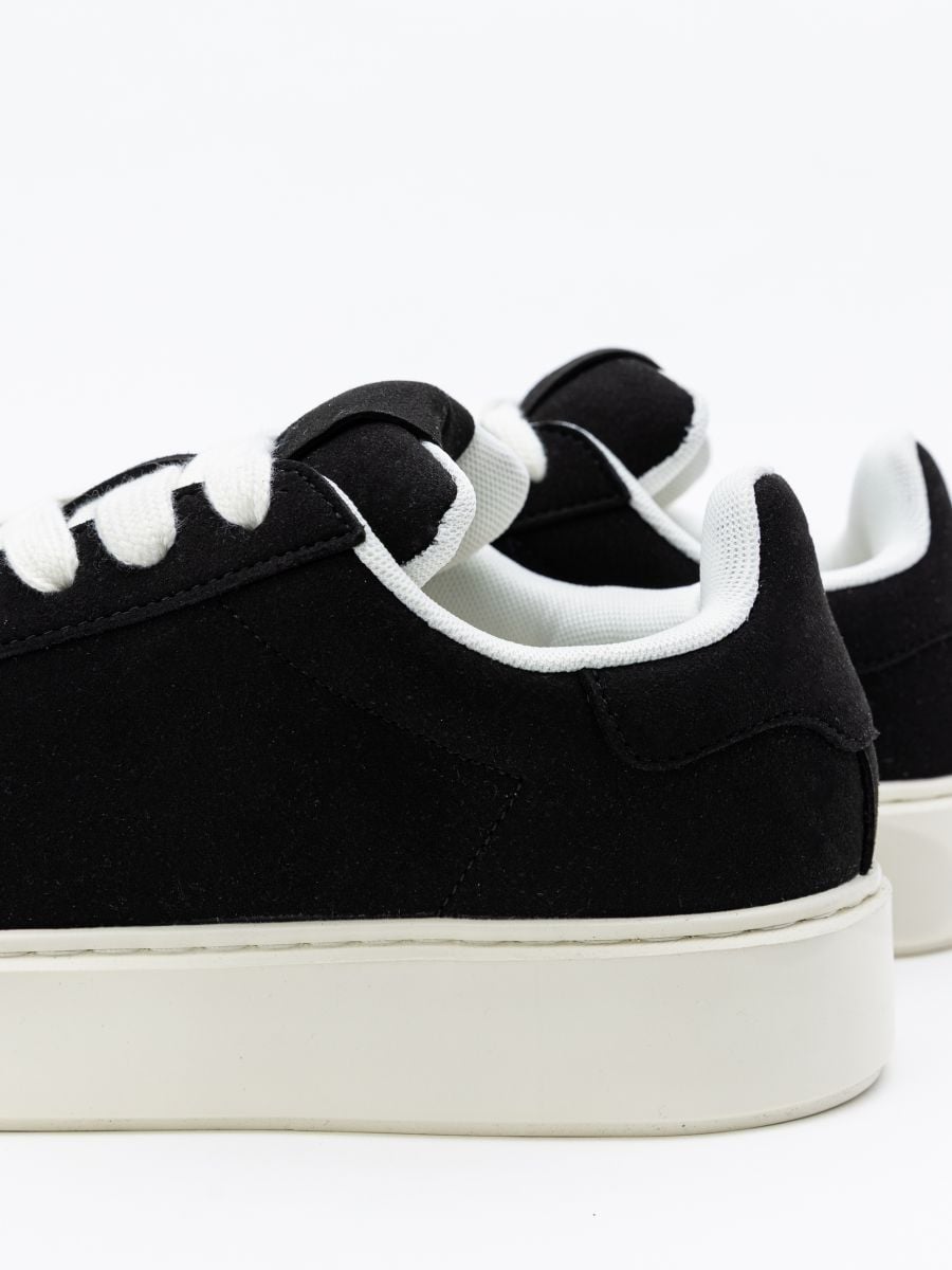 נעלי סניקרס לגבר עם סוליה עבה