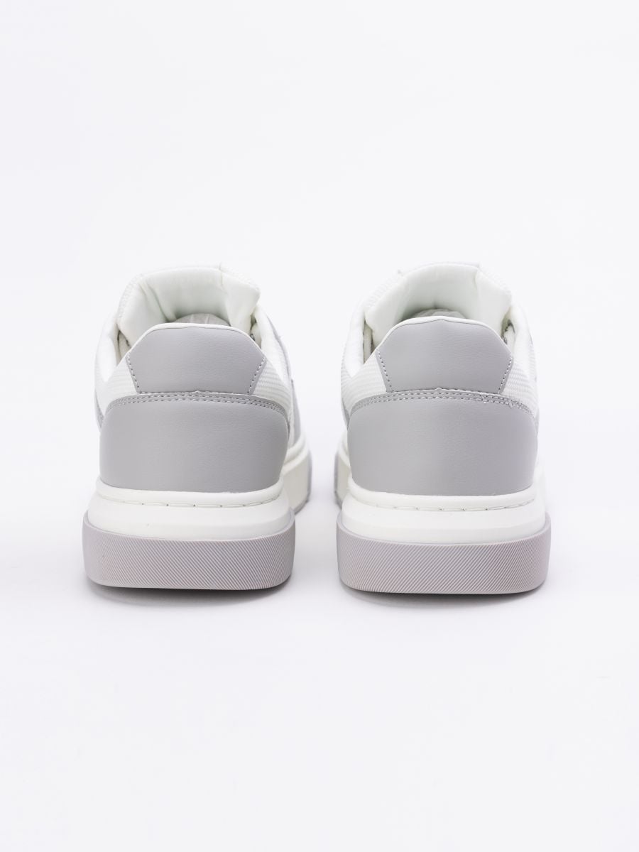 סניקרס לגבר משולבות עם שרוכים מודפסים