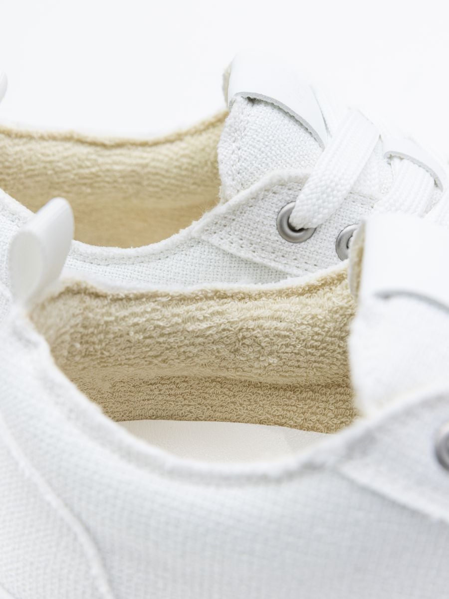 נעלי סניקרס חלקות לגבר