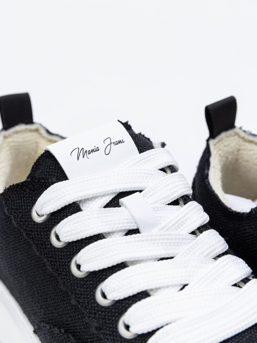 נעלי סניקרס חלקות לגבר