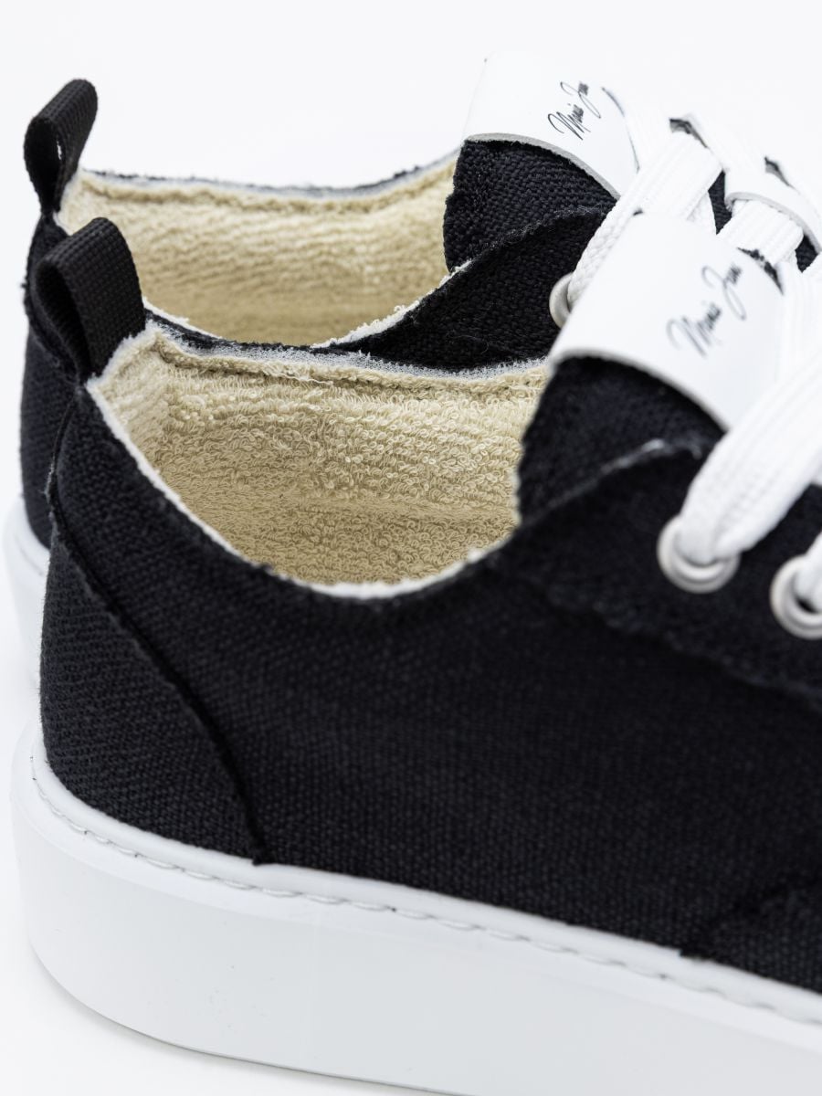 נעלי סניקרס חלקות לגבר