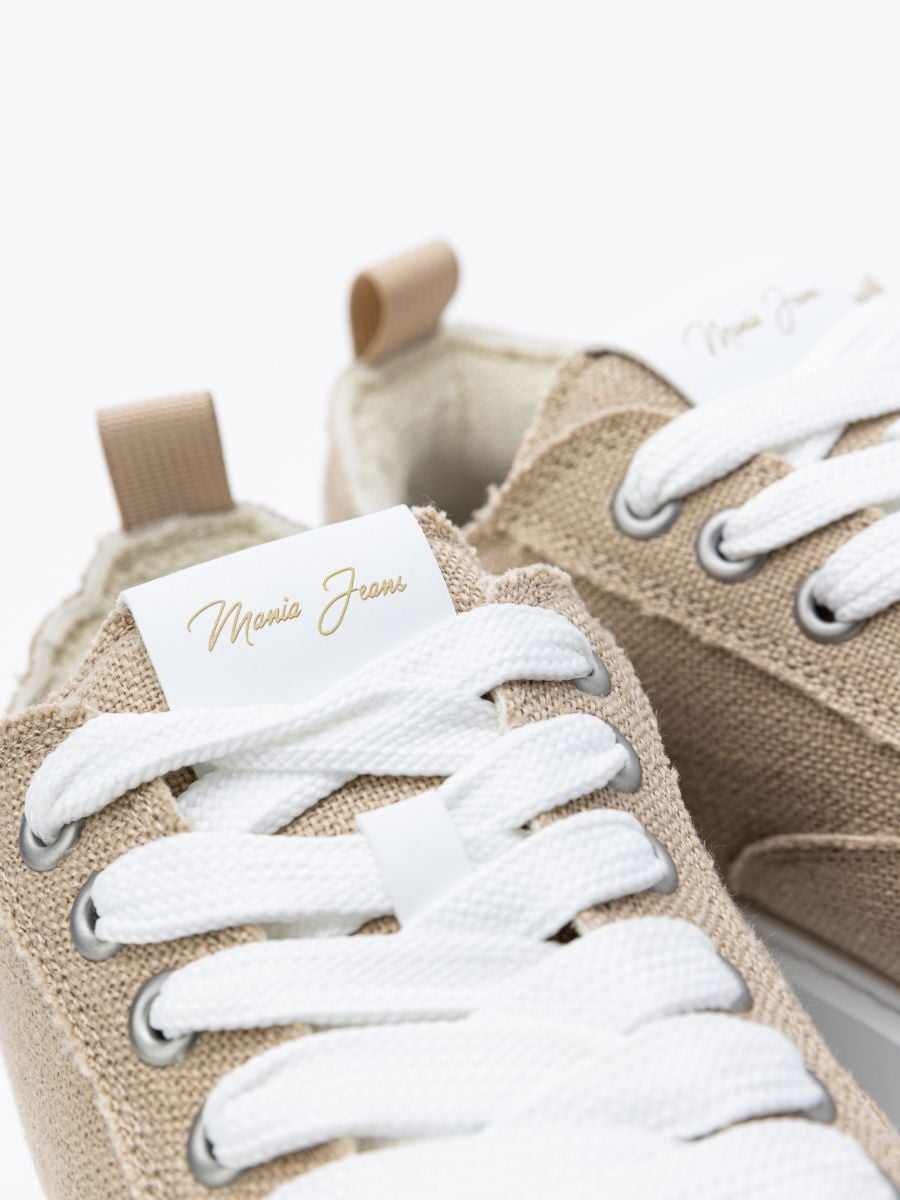 נעלי סניקרס חלקות לגבר