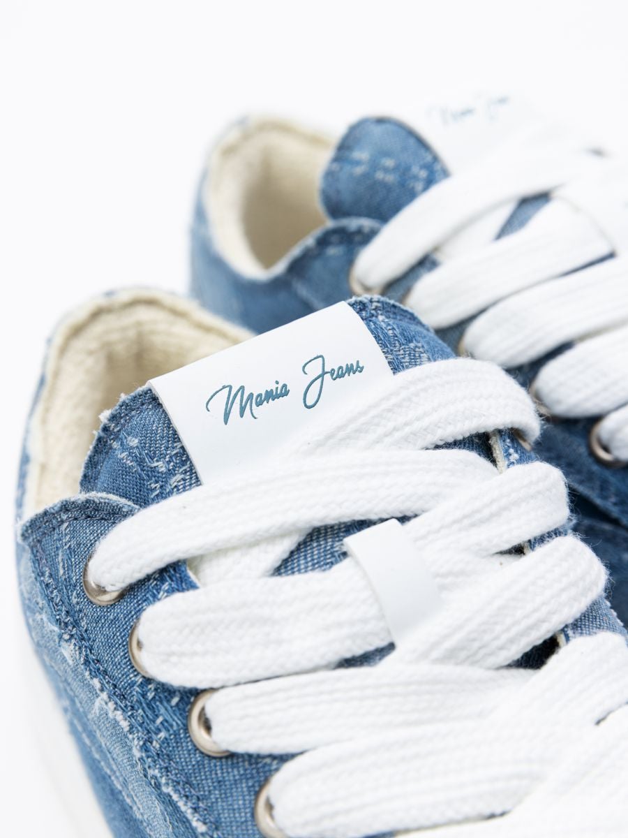 סניקרס דנים עם שילובי פאצים