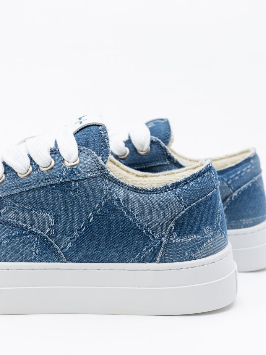 סניקרס דנים עם שילובי פאצים