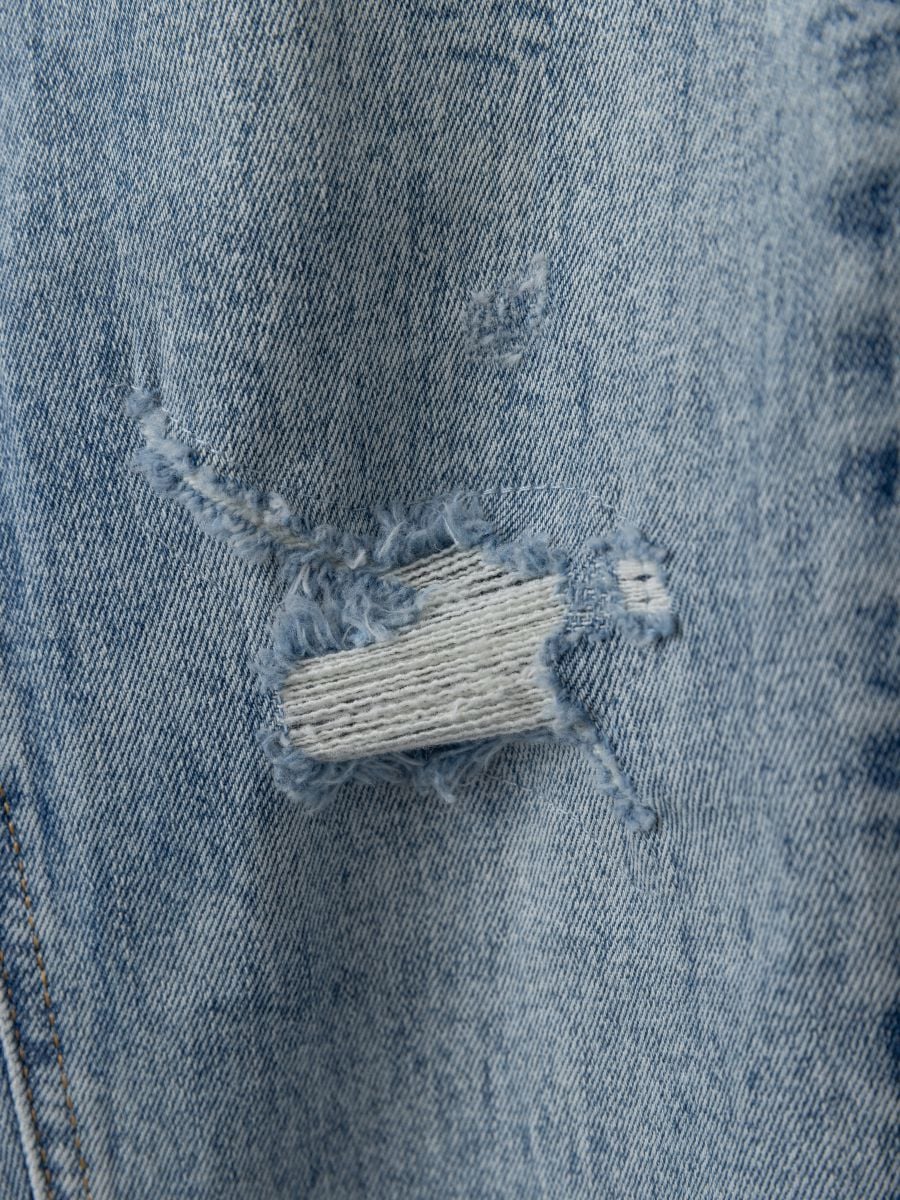 גינס לגבר עם קרעים ושפשופים