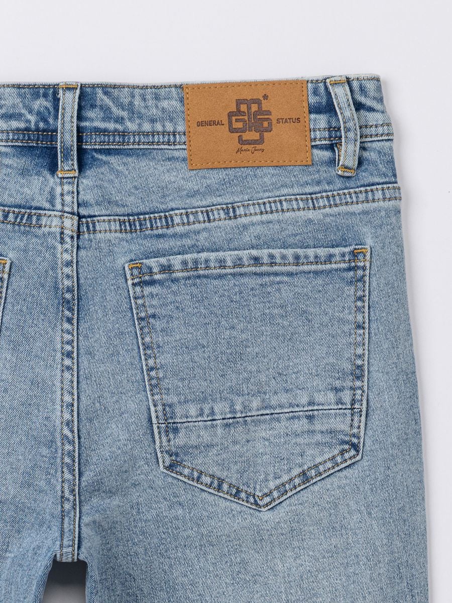 גינס לגבר עם קרעים ושפשופים