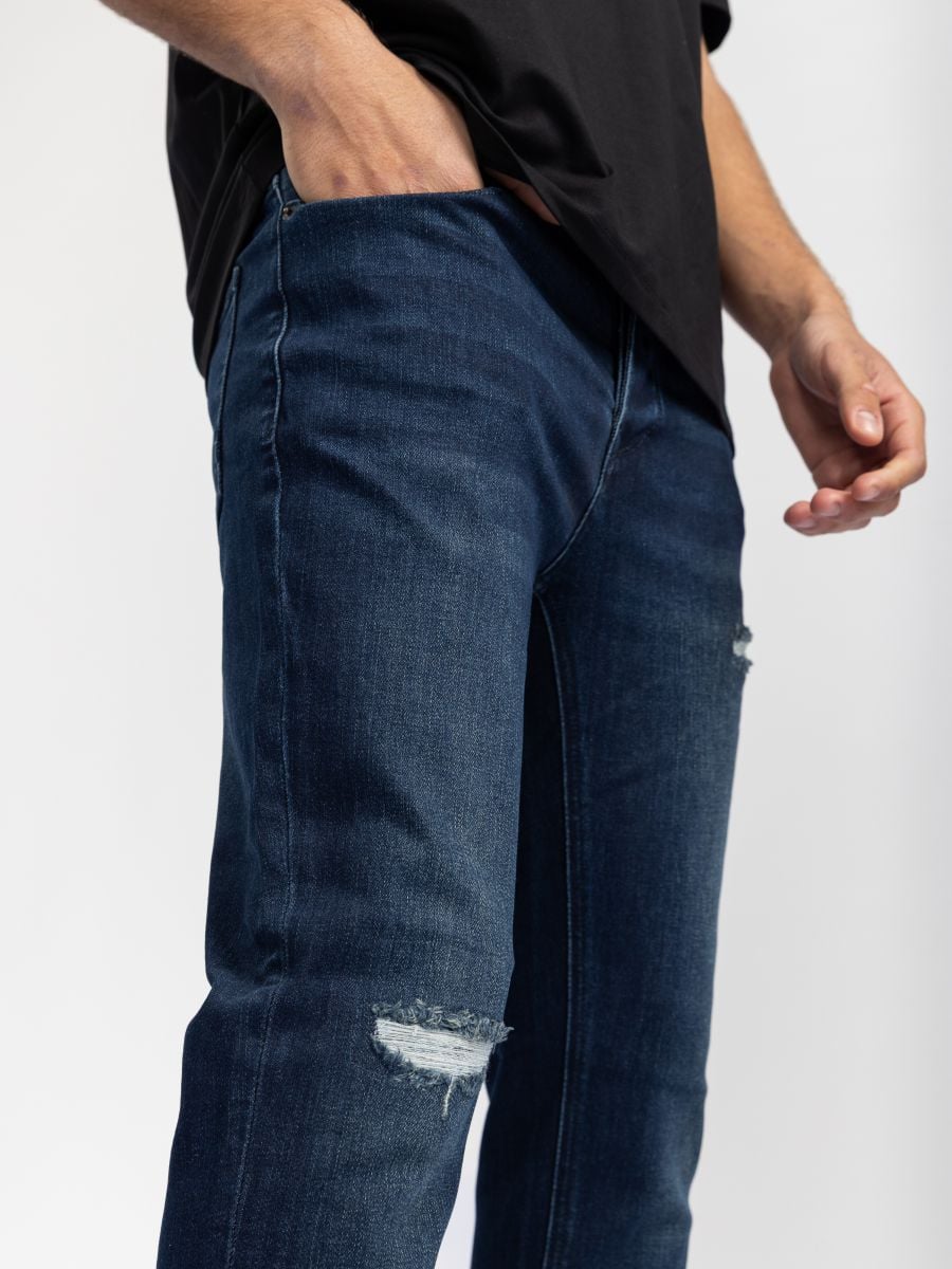 גינס סקיני עם קרעים עדינים